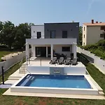 Villa Tara, 4 Bedroom With Heated Pool