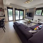 Tara, 4 Bedroom With Heated Pool Villa *