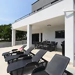 Tara, 4 Bedroom With Heated Pool Medulin