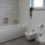 Tara, 4 Bedroom With Heated Pool Medulin