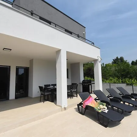 Tara, 4 Bedroom With Heated Pool ヴィラ メドゥリン
