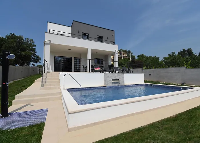 Tara, 4 Bedroom With Heated Pool Medulin