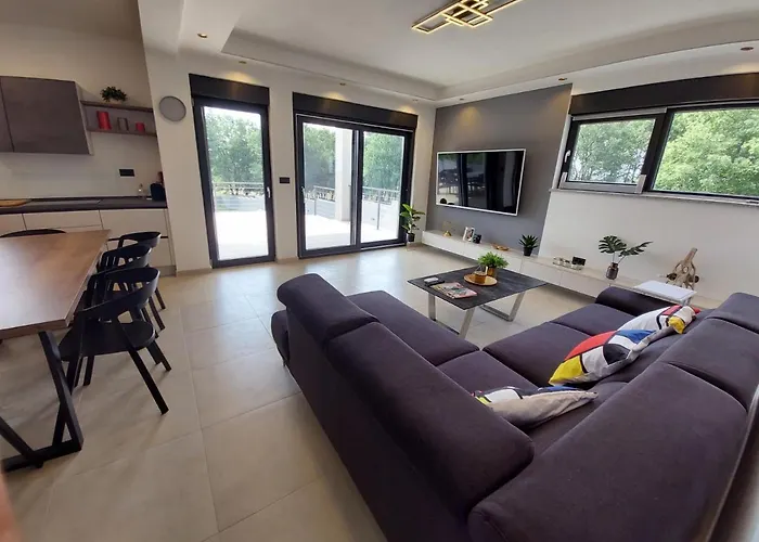 Tara, 4 Bedroom With Heated Pool ヴィラ *