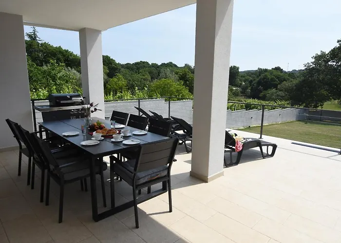 Tara, 4 Bedroom With Heated Pool *