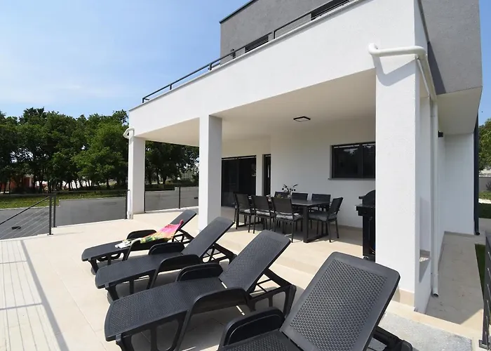 Tara, 4 Bedroom With Heated Pool Medulin