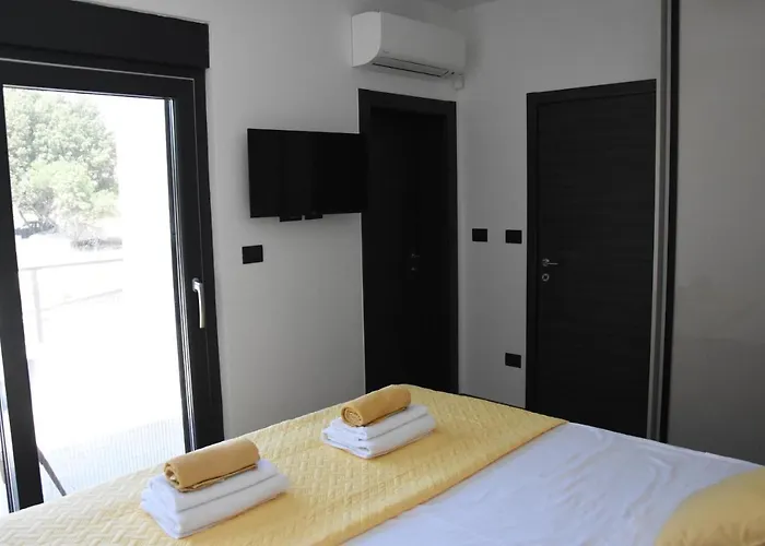 Tara, 4 Bedroom With Heated Pool * Medulin
