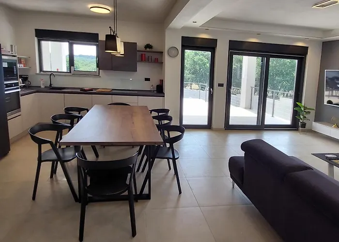 Tara, 4 Bedroom With Heated Pool