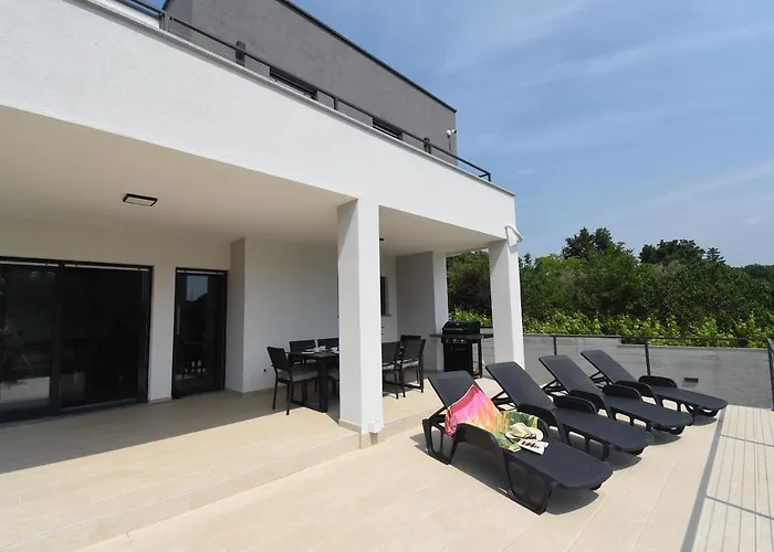 Tara, 4 Bedroom With Heated Pool Villa Medulin