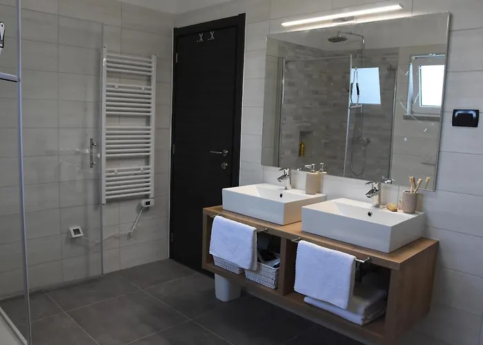 Tara, 4 Bedroom With Heated Pool Medulin