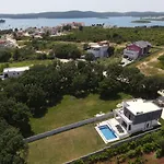 Villa Tara, 4 Bedroom With Heated Pool