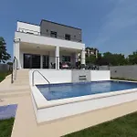 Tara, 4 Bedroom With Heated Pool Medulin