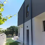 Tara, 4 Bedroom With Heated Pool Villa Medulin