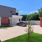 Tara, 4 Bedroom With Heated Pool