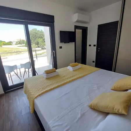 Tara, 4 Bedroom With Heated Pool