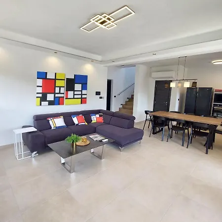 Tara, 4 Bedroom With Heated Pool *