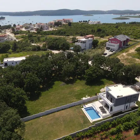 Villa Tara, 4 Bedroom With Heated Pool