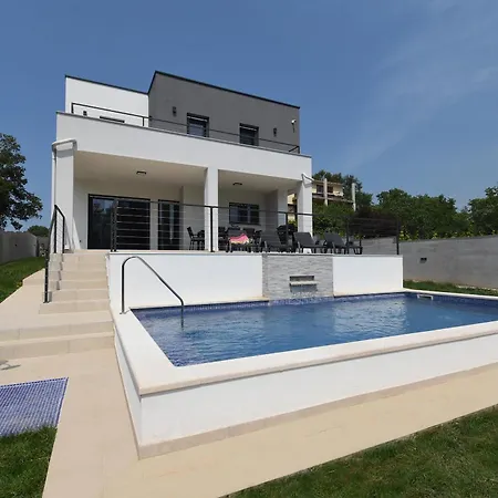 Tara, 4 Bedroom With Heated Pool Medulin