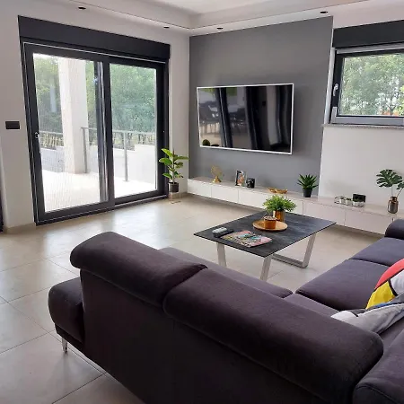 Tara, 4 Bedroom With Heated Pool Medulin