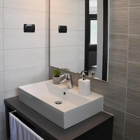 Tara, 4 Bedroom With Heated Pool Medulin