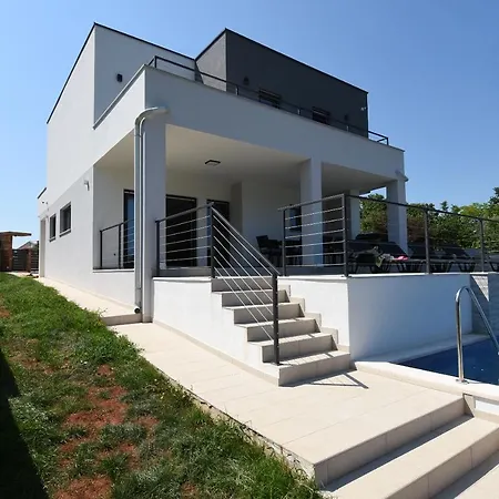 Tara, 4 Bedroom With Heated Pool Villa Medulin