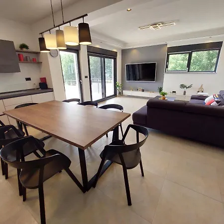 Villa Tara, 4 Bedroom With Heated Pool