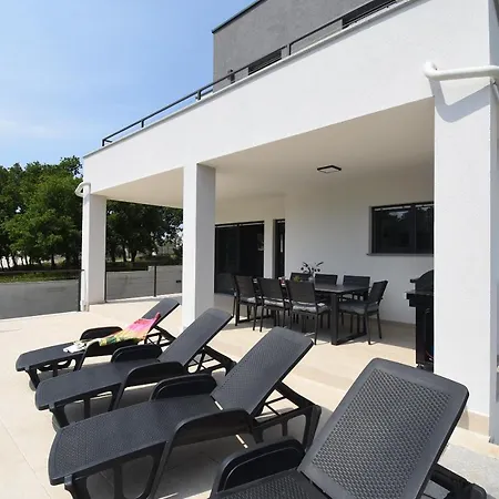 Tara, 4 Bedroom With Heated Pool Medulin