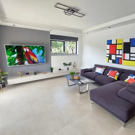 Tara, 4 Bedroom With Heated Pool Villa Medulin