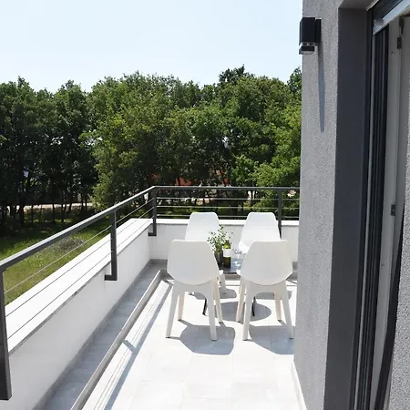 Tara, 4 Bedroom With Heated Pool Medulin