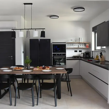 Villa Tara, 4 Bedroom With Heated Pool Medulin