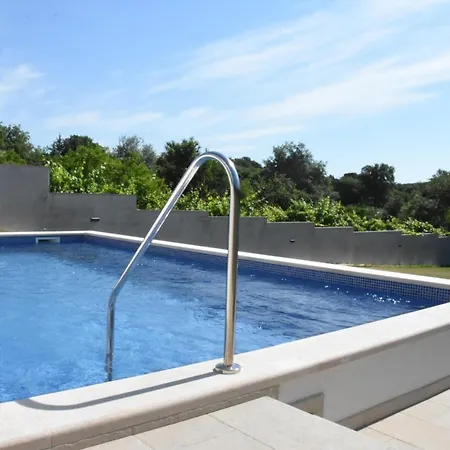 Tara, 4 Bedroom With Heated Pool