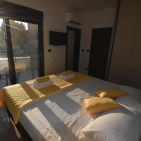 Tara, 4 Bedroom With Heated Pool * Medulin