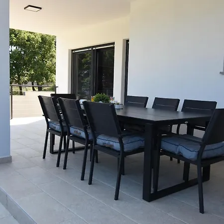 Villa Tara, 4 Bedroom With Heated Pool Medulin