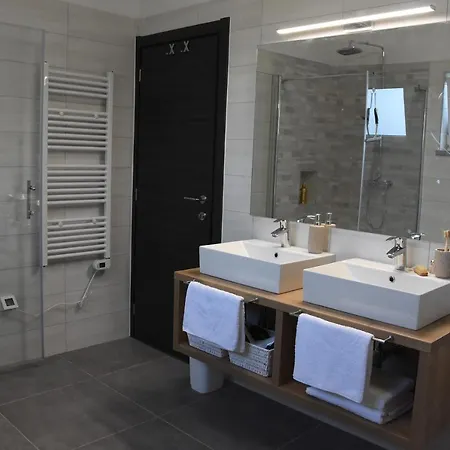 Tara, 4 Bedroom With Heated Pool Medulin