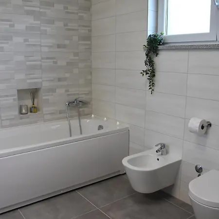 Tara, 4 Bedroom With Heated Pool Medulin