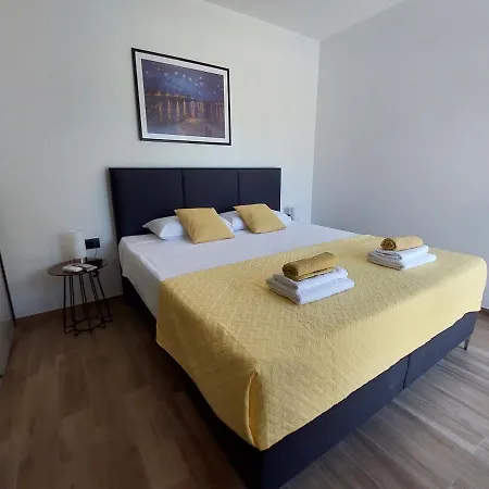 Tara, 4 Bedroom With Heated Pool Medulin