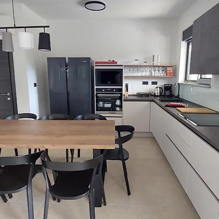 Villa Tara, 4 Bedroom With Heated Pool *