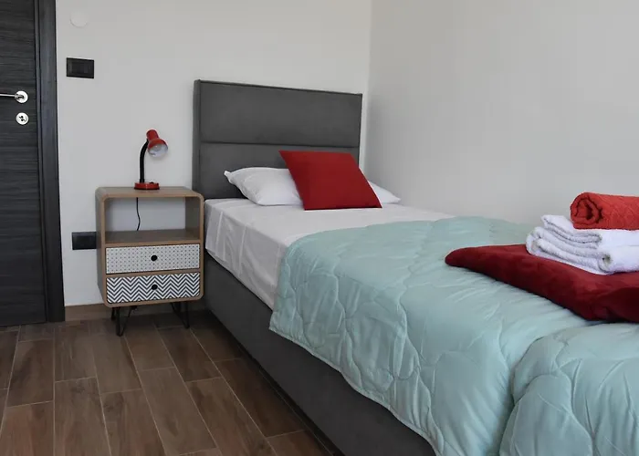 Tara, 4 Bedroom With Heated Pool Villa Medulin