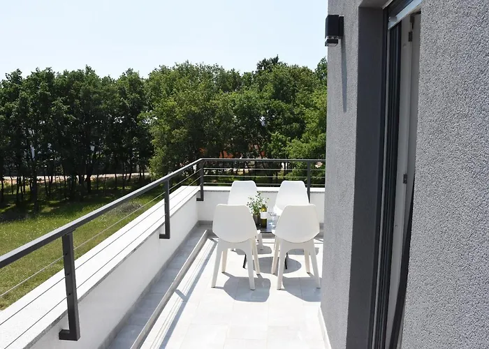 Tara, 4 Bedroom With Heated Pool Medulin